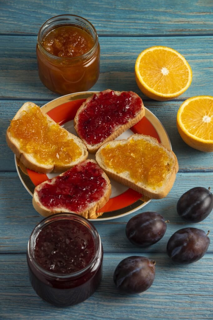 bread-toastes-with-orange-plum-confiture-min Confiture, miel, fruits sont disponible dans notre Brunch menu à Schaerbeek
