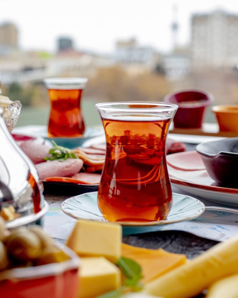 breakfast-set-with-tea-sliced-cheese-min Thé turc traditionnel servi au petit-déjeuner à Schaerbeek