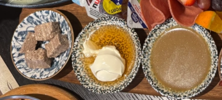 Confiture, miel, fruits sont disponible dans notre Brunch menu à Schaerbeek confiture, miel, fruit, ...