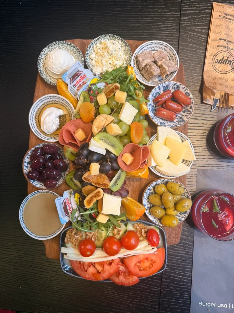 quppe brunch Kahvaltı complet – petit-déjeuner turc traditionnel à Schaerbeek